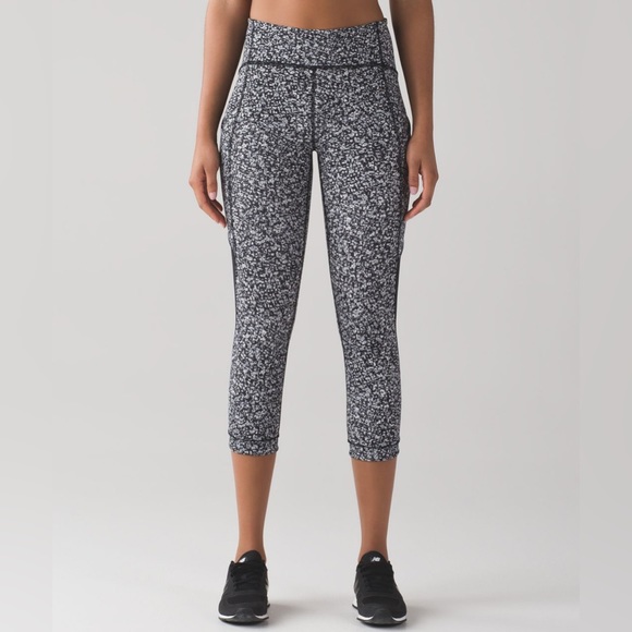 NEW Lululemon Luxtreme Crop. Sole Training Daisy Print.Size 8. New Without Tags. - Picture 1 of 7